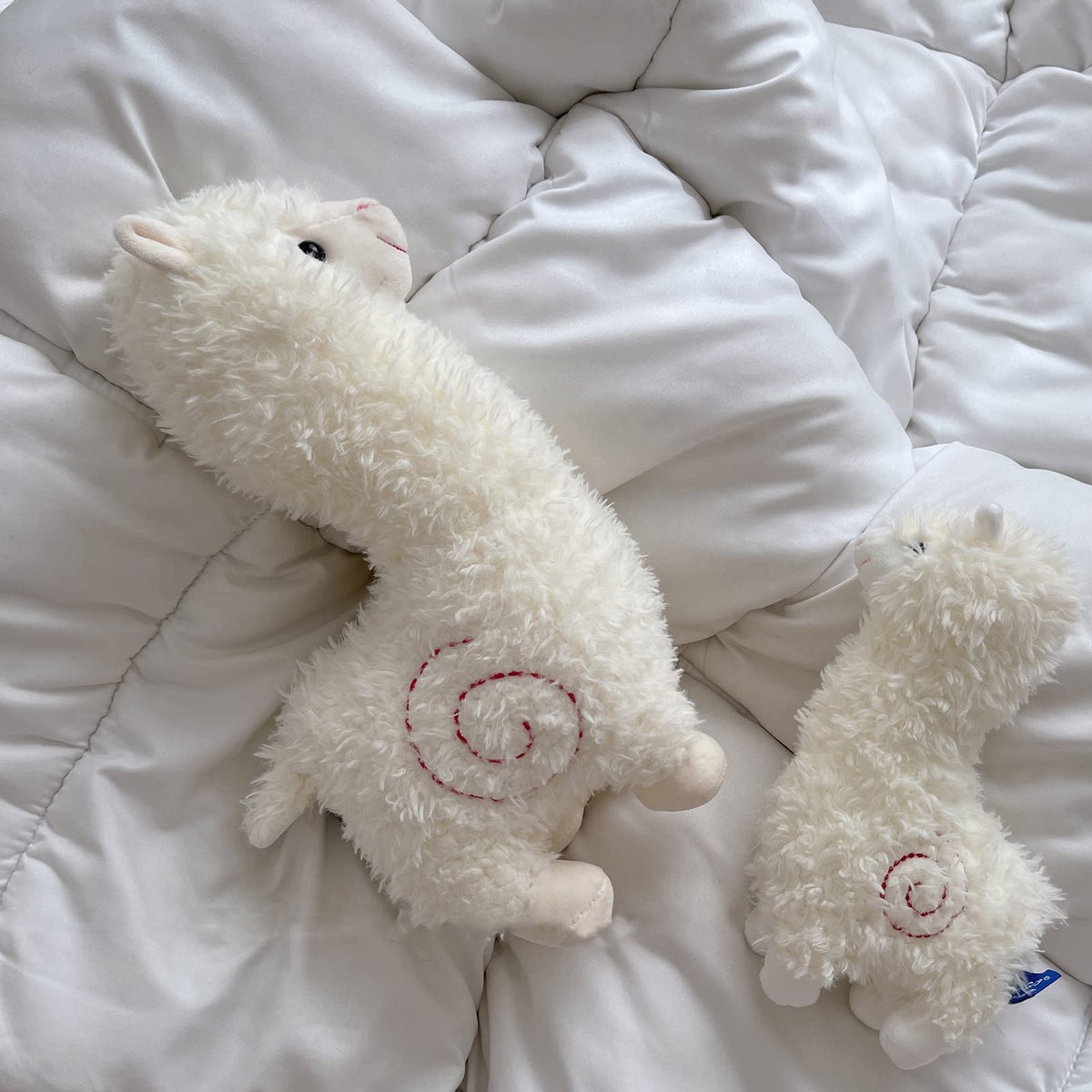 Celawork Alpaka Kuscheltier 25 cm Weiß – stehendes Lama Plüschtier aus weichem Plüsch, Stofftier Geschenk für Kinder